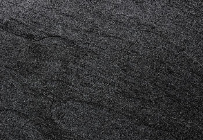 Feinsteinzeug in dunkler Schieferoptik, eines der Bodenmuster