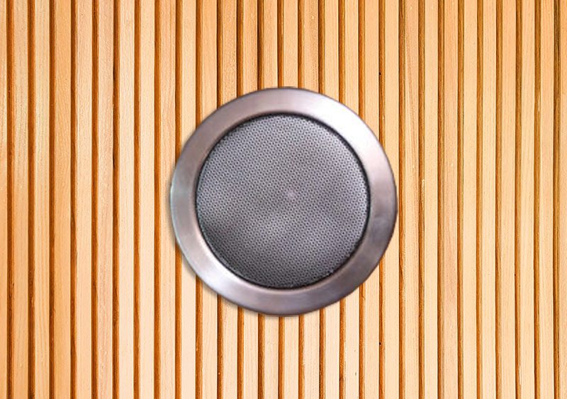 Runder Einbaulautsprecher mit Metallring und Lochgitter, bündig in einer Wand aus senkrechten Holzprofilen