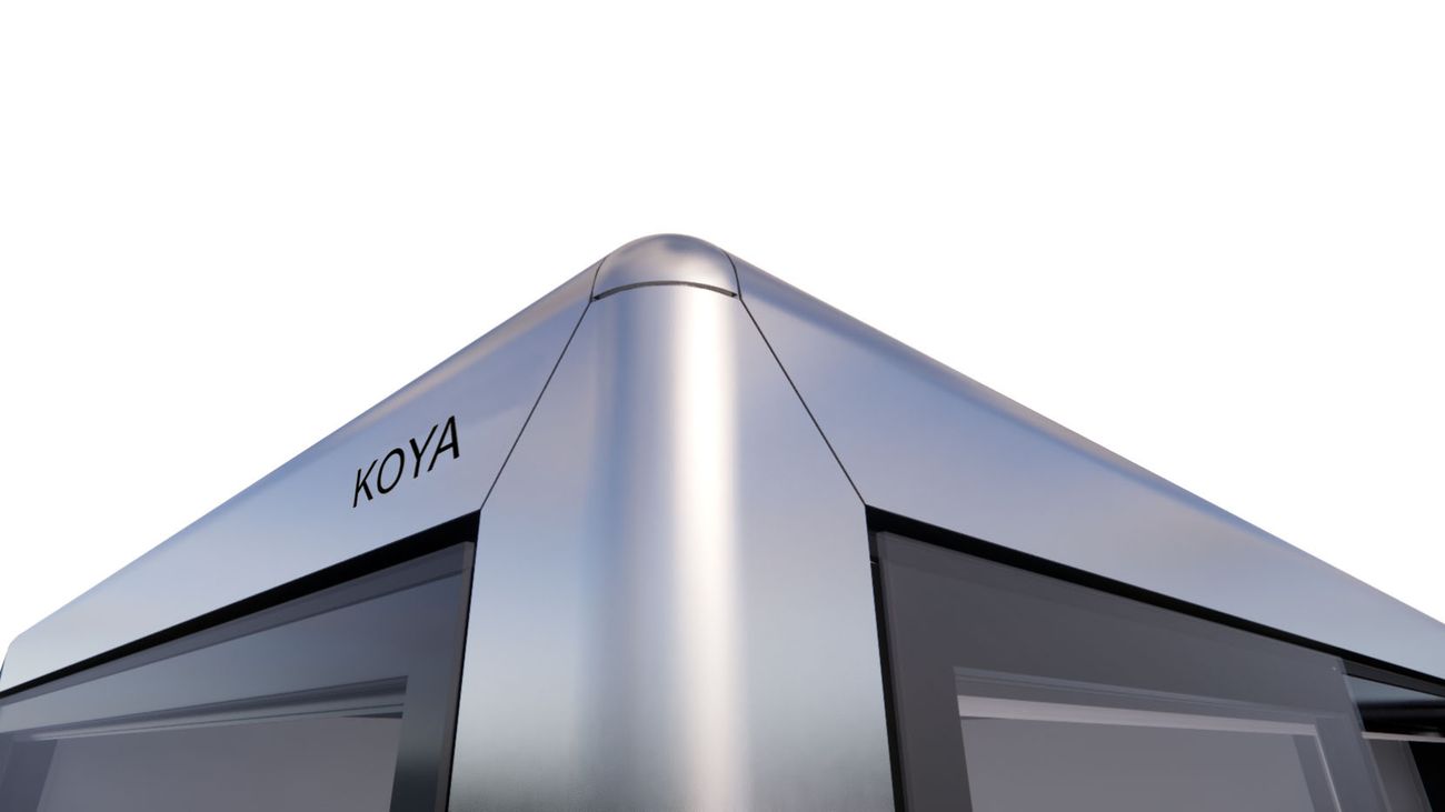 Silbern gebürstete Metallecke des Sauna Cube von unten gesehen, schwarzer KOYA-Schriftzug an der Dachkante