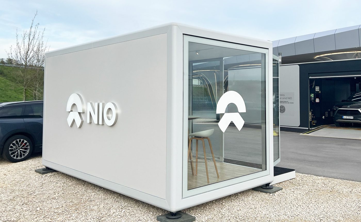 Weißes KOYA Modul mit NIO-Schriftzug und Glasfront als Roadshow-Pavillon