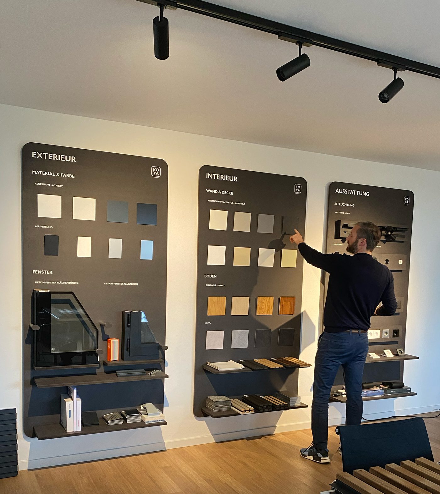 Musterwände im KOYA Showroom mit Fassaden, Hölzern und Ausstattung