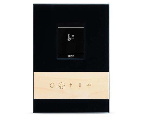 Sauna-Bedienfeld aus schwarzem Glas mit kleinem Display und heller Holzleiste mit fünf Tastensymbolen
